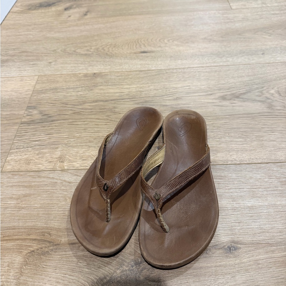 OluKai Hiona Leather Flip Flops – Women’s Size 8